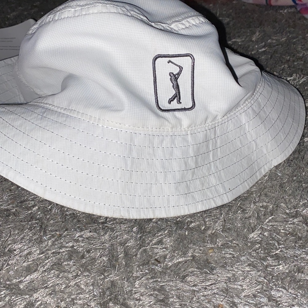 Flipable bucket hat